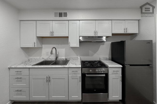 Building Photo - 1325 N 48th St Unit 1325 N 48th St 2