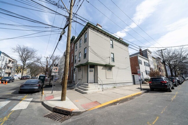 Building Photo - 74 Colgate St Unit 1