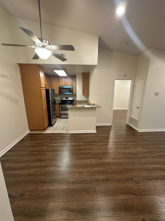 Photo - 415 Tyler Pl