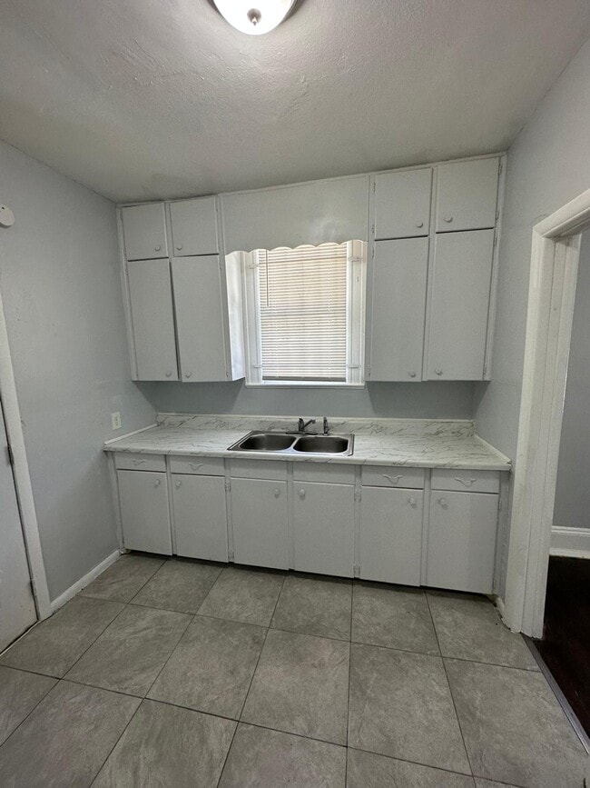 Photo - 1555 W 7th St