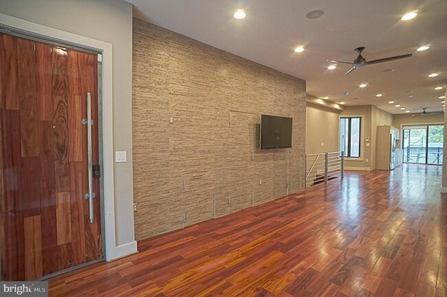 Photo - 2419 1st St NW