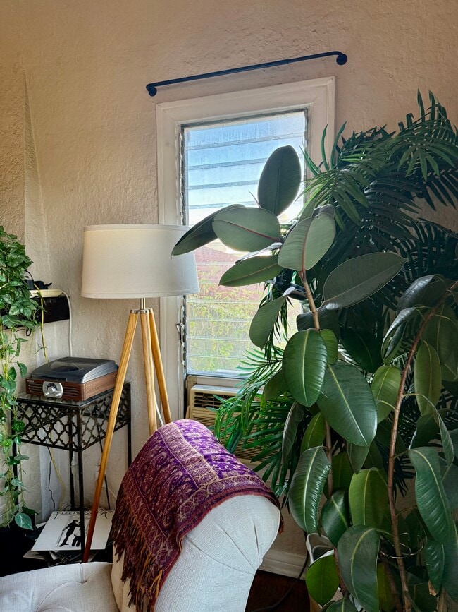 Photo - 1611 Talmadge St Unit Upstairs 3