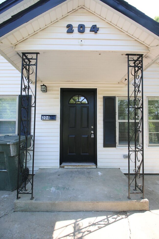 Photo - Recently Remodeled 3 Bed 2 Bath!