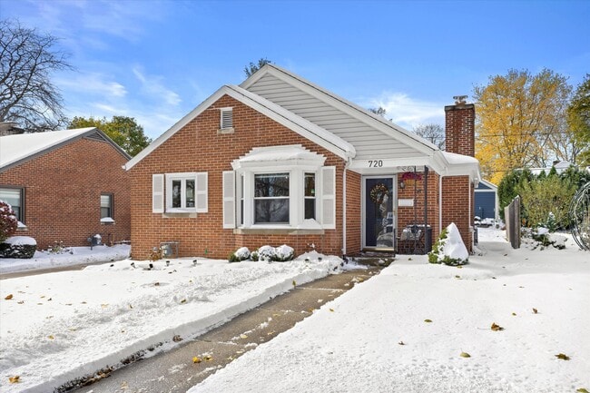 Photo - 720 Russet St