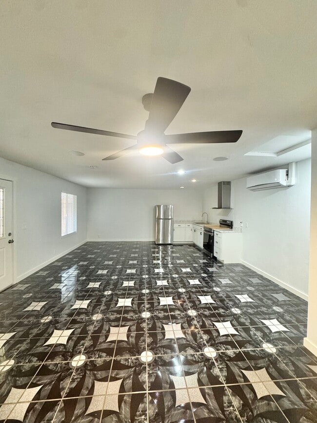 Building Photo - Charming/updated studio in North Highlands!