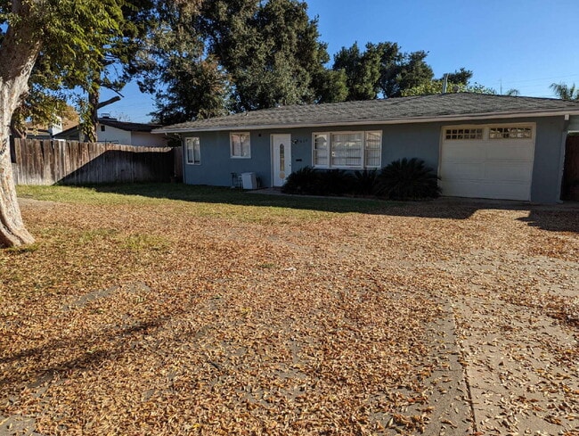 Building Photo - 2 br + bonus living area, in a quiet neighborhood near the 10 fwy