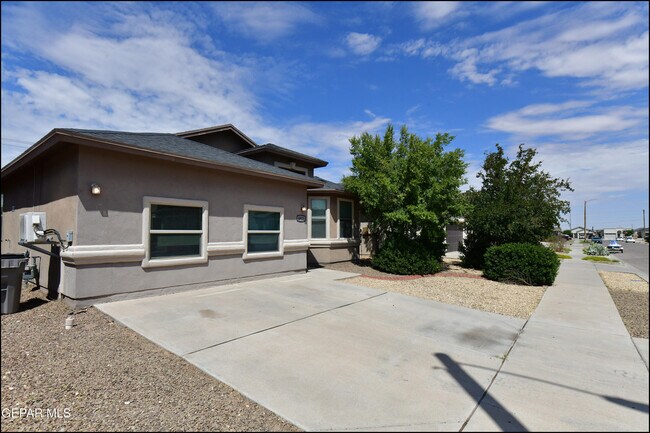 Photo - 4913 Adrian Campos St