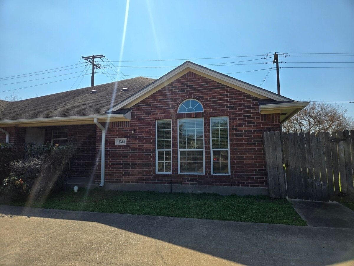 Photo - College Station - 3 bedroom / 3 bath - duplex with fenced yard and washer/dryer.