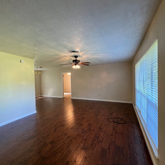 Living Room View 1 - 440 W Hawthorne Rd