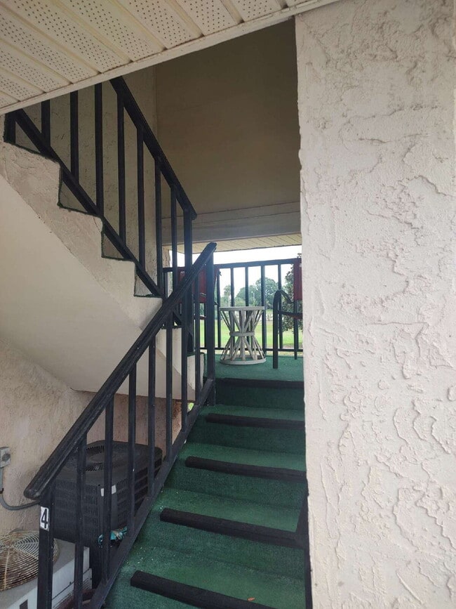 Photo - "$200 move in special! Charming 1-Bedroom Condo in a 55+ Community." Unidad #4