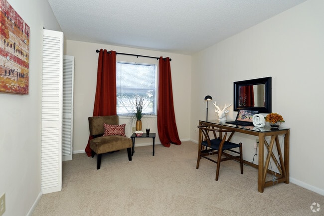 2Bd, 1Ba: 900 Sq Ft