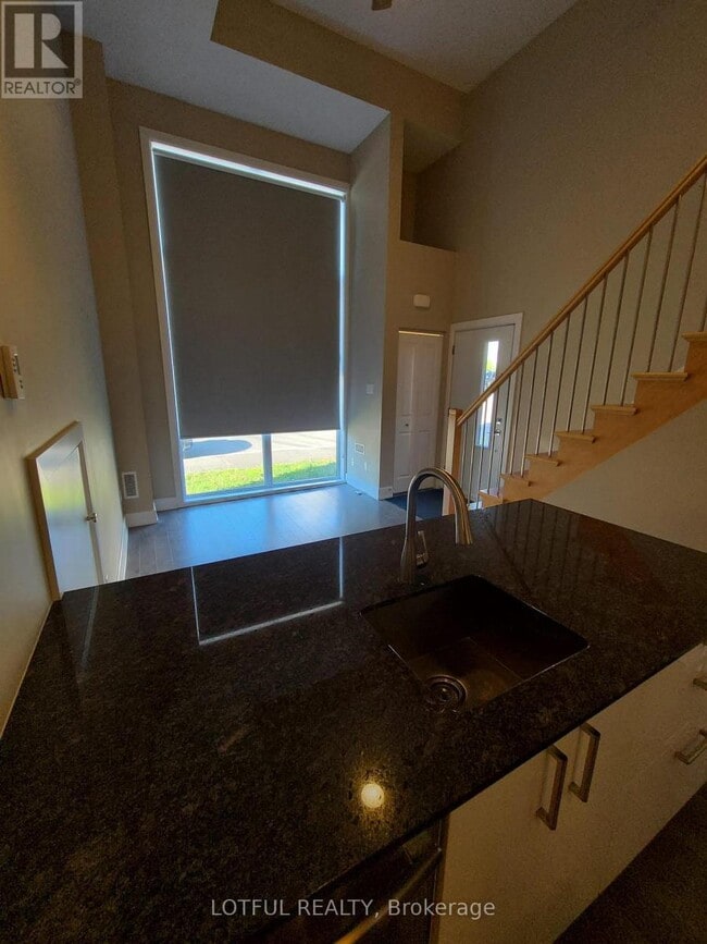 Photo - 206 Manchester Ave Unité B