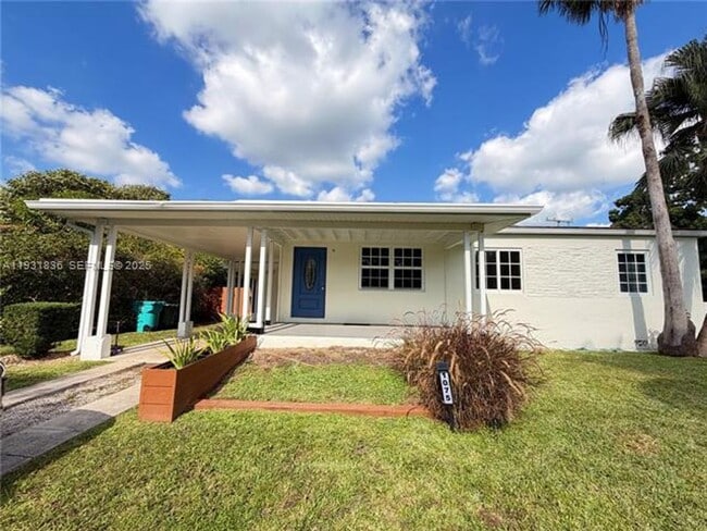 Building Photo - 1075 NE 120th St