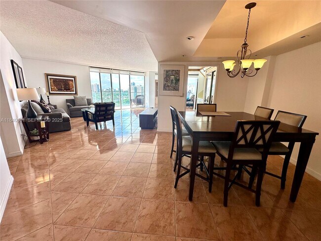 Photo - 19707 Turnberry Way Unidad 15B