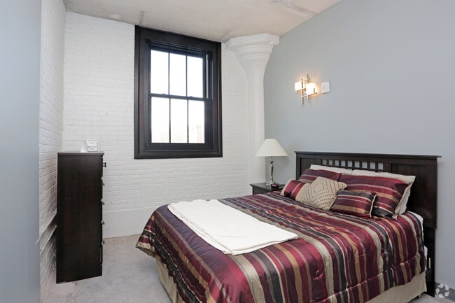 2BR, 1BA - 912 SF - Bedroom