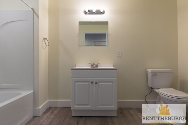 Building Photo - Updated 4BR 2 Full Bath House with Parking!