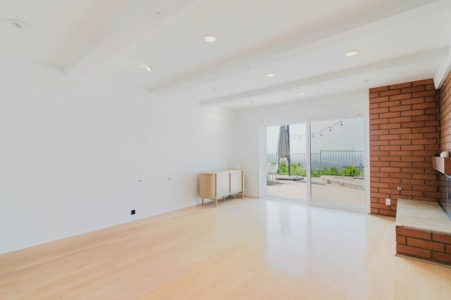 Photo - 906 Whitehaven Terrace