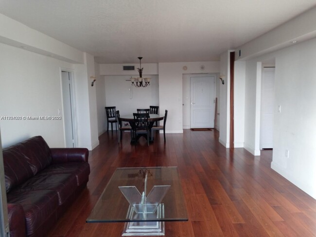 Photo - 3625 N Country Club Dr Unidad 606 Rental