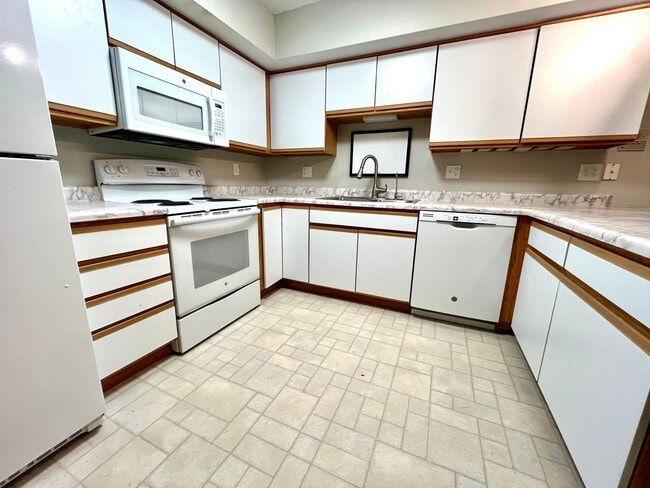 Photo - Updated 2 BR Condo in the Heart of Coralville! Available NOW!!! Unidad 103