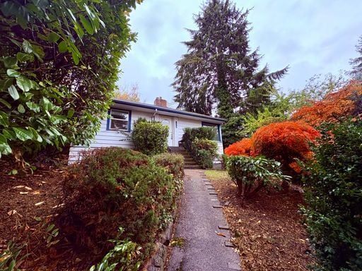 Building Photo - Large Queen Anne Home $3295
