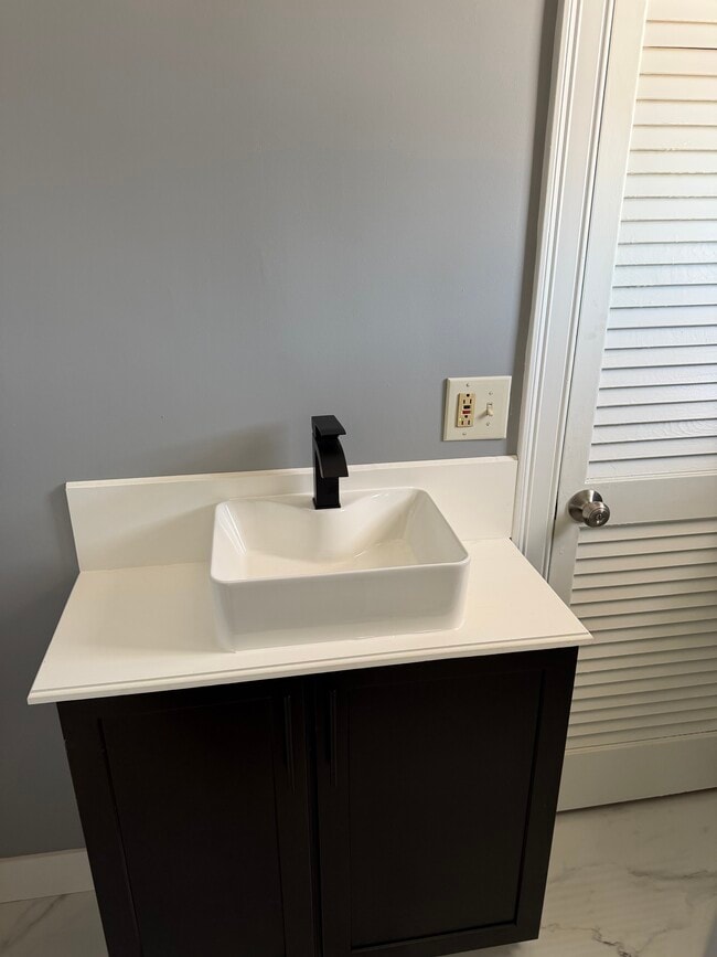 Building Photo - 37 Day St Unit 3rd floor apt.