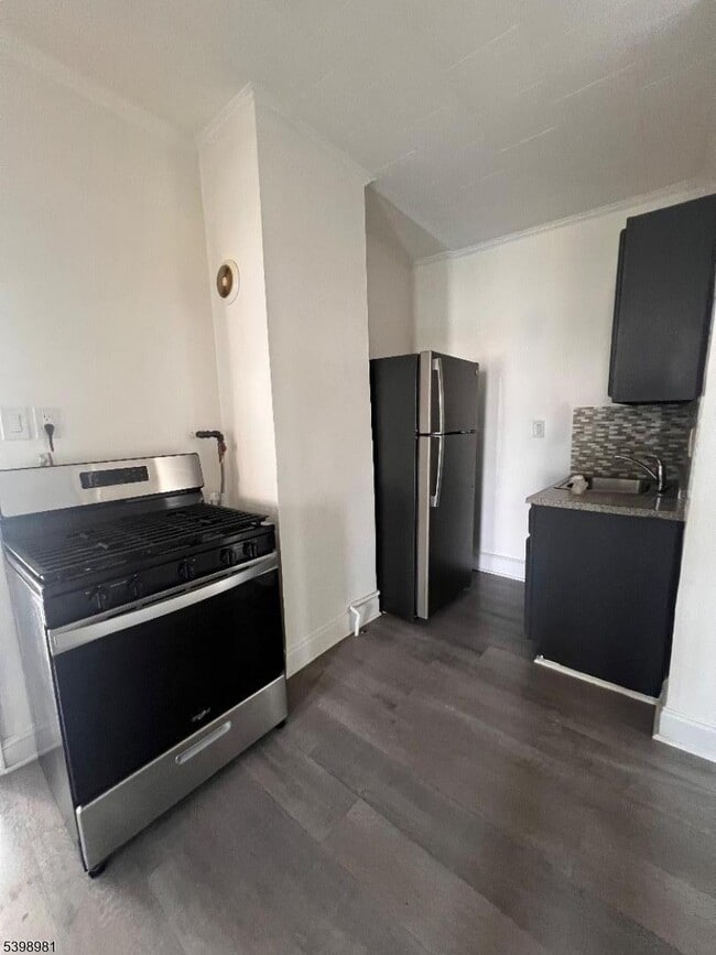 Building Photo - 204 Erie St