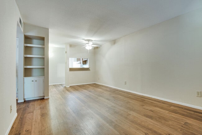 1BR, 1BA - 645 SF - Living Room