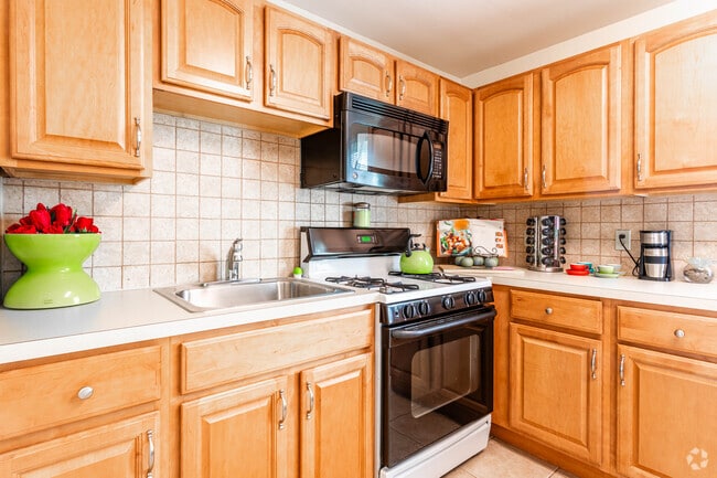 1BR, 1BA - 700SF - Kitchen