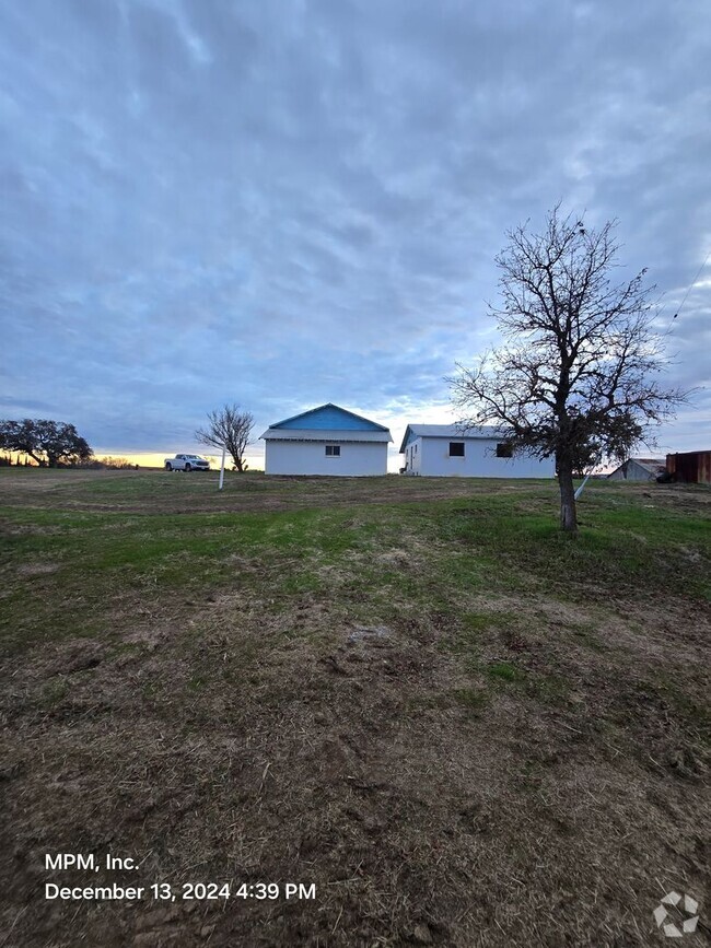 Building Photo - 2 bedroom 1 bath home with detached garage...