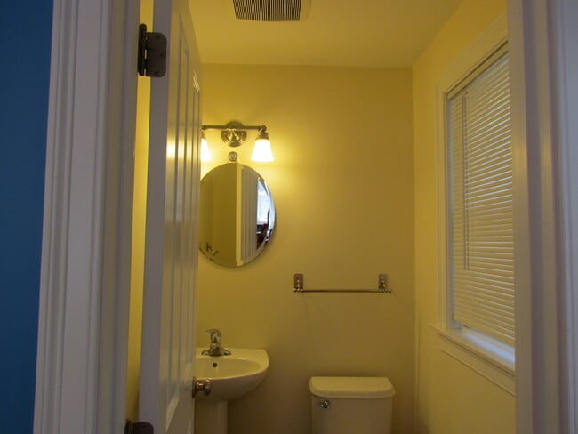 Medio baño en el primer piso - 104 Howard Street, #1