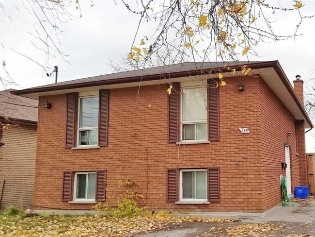 Photo - Spacious Main Floor Bungalow! (2+Den, 1 Bath) Unité MAIN