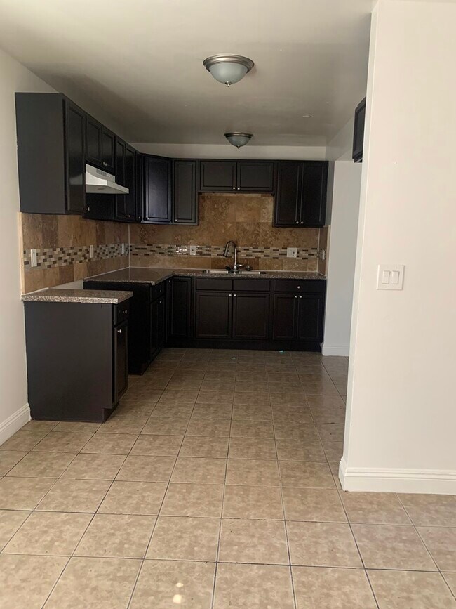 Photo - 599-601 W 62nd St Unidad 599