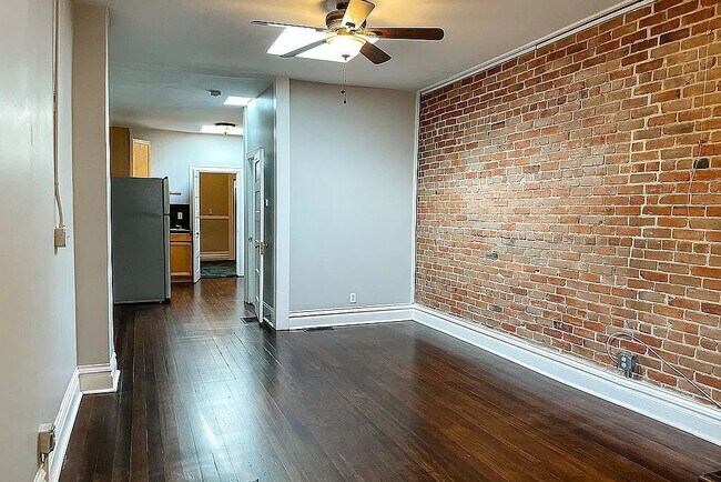 Photo - Cozy 1-Bedroom Townhouse Retreat with Granite Touches & Hardwood Elegance in Denver! Unidad A