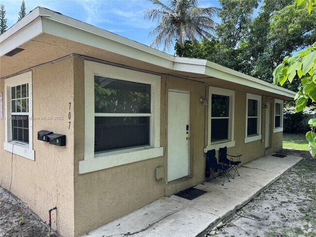Building Photo - 707 SW 6th St Unit 2 Rental