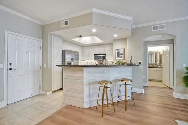 Building Photo - 9253 Regents Rd Unit 248