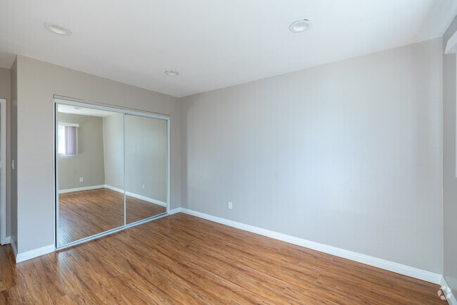 2BR, 2BA - 889SF -