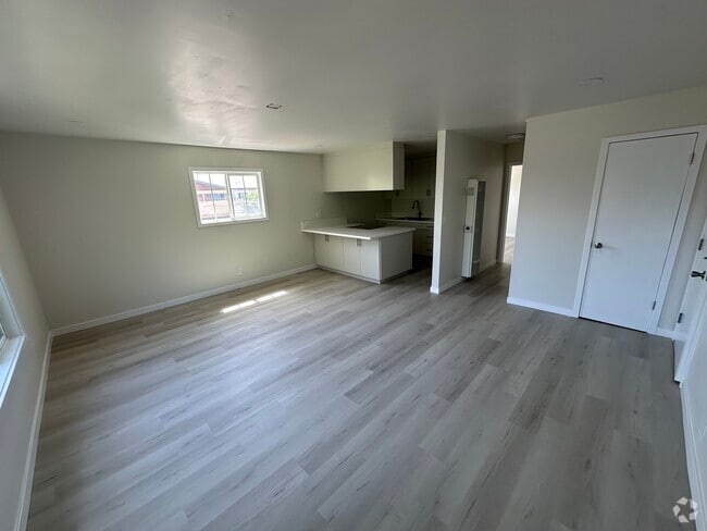 Building Photo - 16709 S Denver Ave Unit 16709 Apt. #4