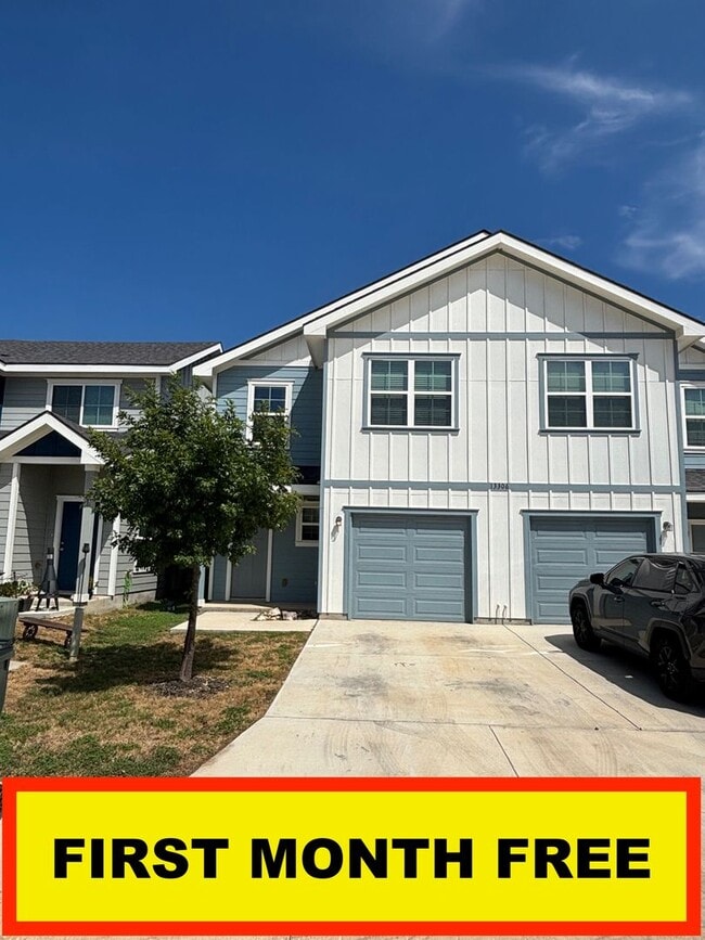 Building Photo - Lovely Townhome NW SA