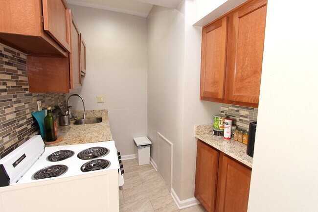 Photo - HIGHLAND MANOR APARTMENTS -- 020