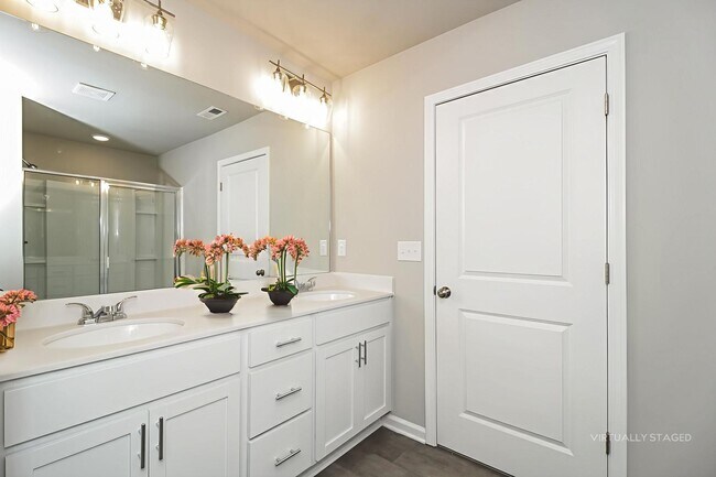 Photo - 588 Elliston Pl