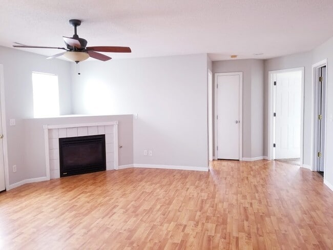 Building Photo - 1200 Murray St NE Unit 8