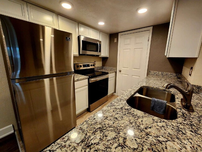 Photo - Beautiful Ground Floor 2 Bed 2 Bath Condo! Sunroom! Unit B105