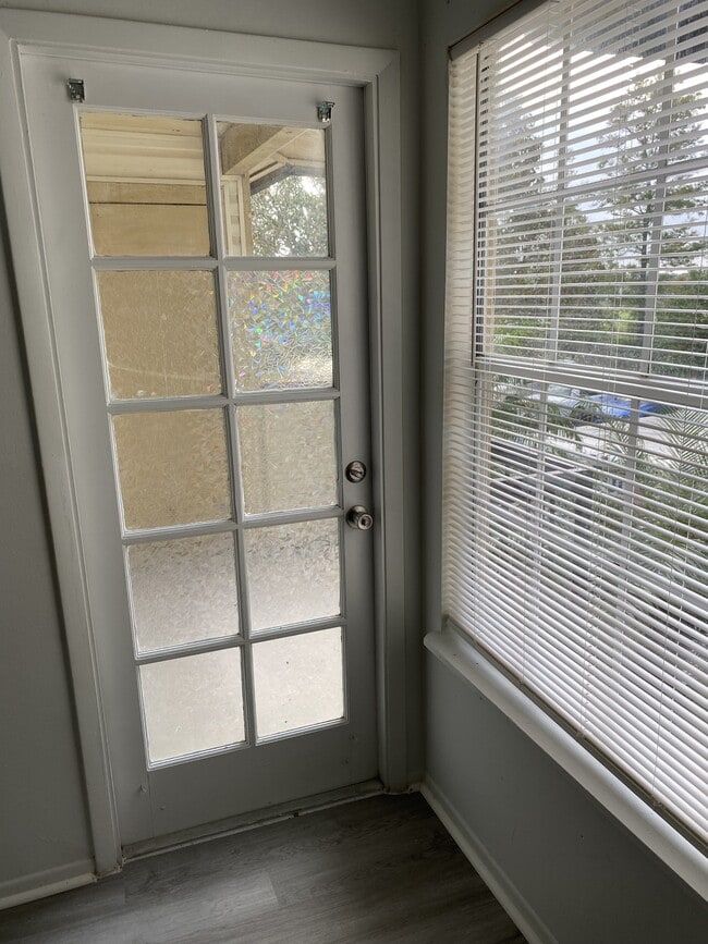 Building Photo - 1956 Lake Atriums Cir