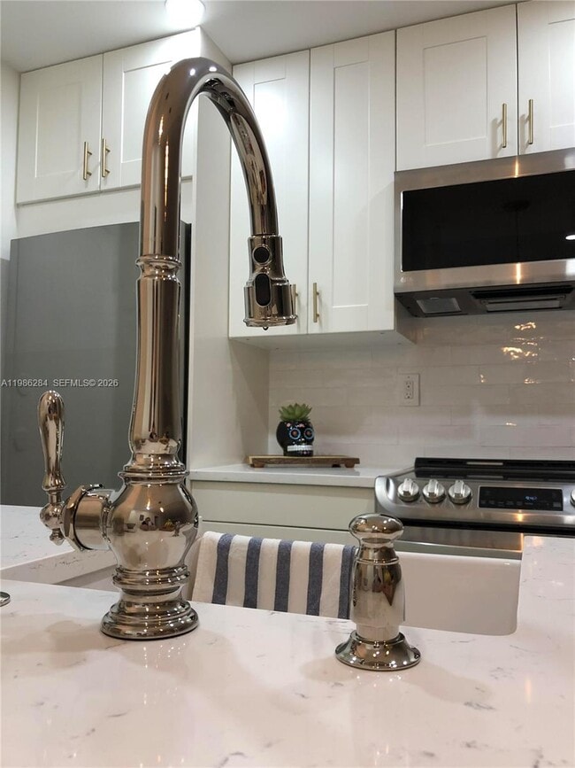 Building Photo - 900 NE 18th Ave Unit 206