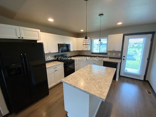 Photo - 3 bed house behind Crown Pointe Park!