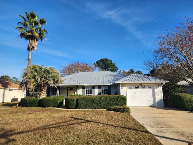 Photo - Adorable back yard in Gulf Shores - 3/2