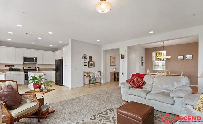 Photo - Spacious 3BD/2BA Home in Bakersfield's 93313 — Fully Equipped, Garage & Small Pets Welcome!