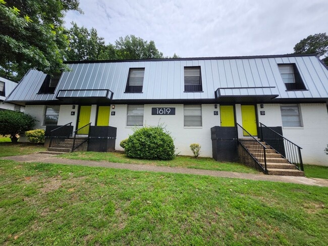 Building Photo - 2B/1B Townhome Unit 1619 Longview St. Apt A