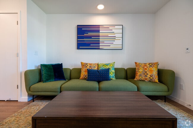 2BD, 2BA 874SF Living Room