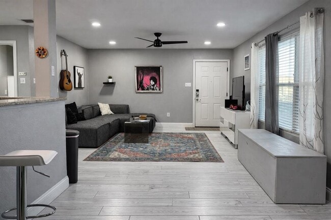 Building Photo - 2450 Ashdale Dr Unit 210